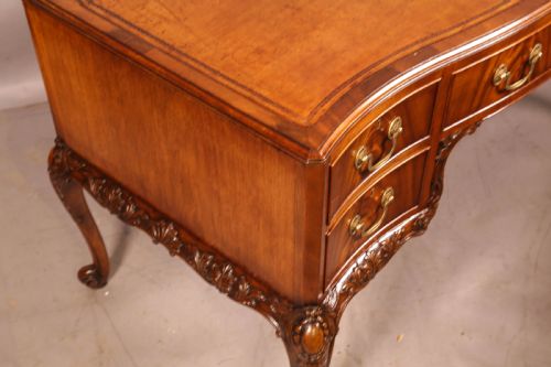 A QUALITY 20TH CENTURY KNEEHOLE DESK - ADDITIONAL PHOTO 8