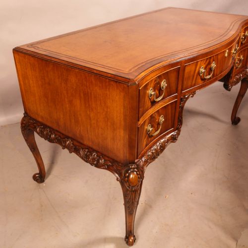 A QUALITY 20TH CENTURY KNEEHOLE DESK - ADDITIONAL PHOTO 10