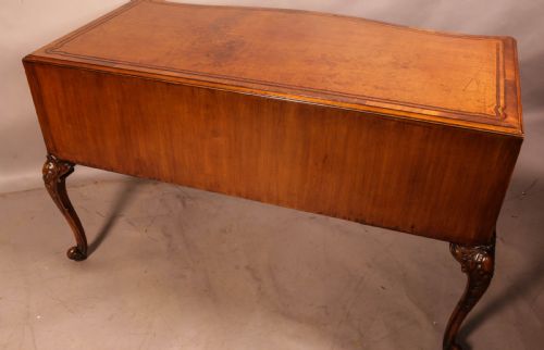 A QUALITY 20TH CENTURY KNEEHOLE DESK - ADDITIONAL PHOTO 11