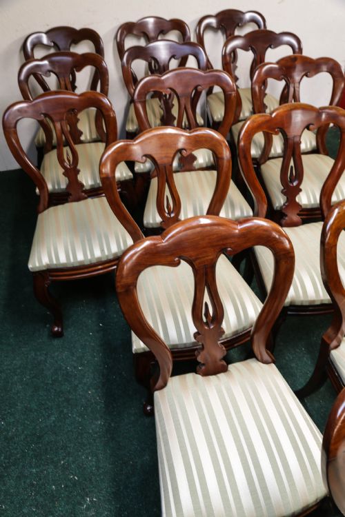 A SET OF 14 VICTORIAN SPEAR POINT DINING CHAIRS ON CABRIOLE LEGS - ADDITIONAL PHOTO 2