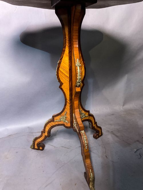 A SUPER KINGWOOD AND ROSEWOOD MARQUETRY INLAID TABLE - ADDITIONAL PHOTO 3