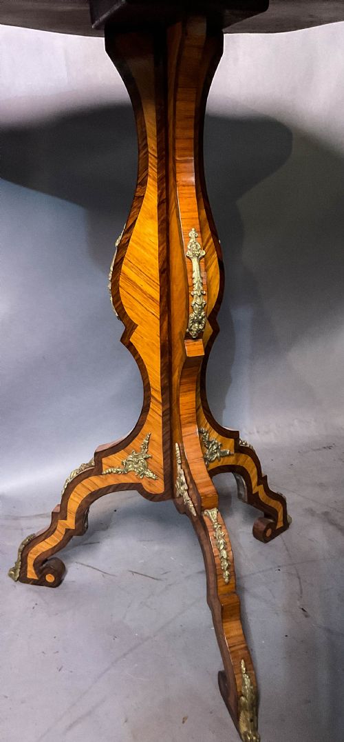 A SUPER KINGWOOD AND ROSEWOOD MARQUETRY INLAID TABLE - ADDITIONAL PHOTO 10