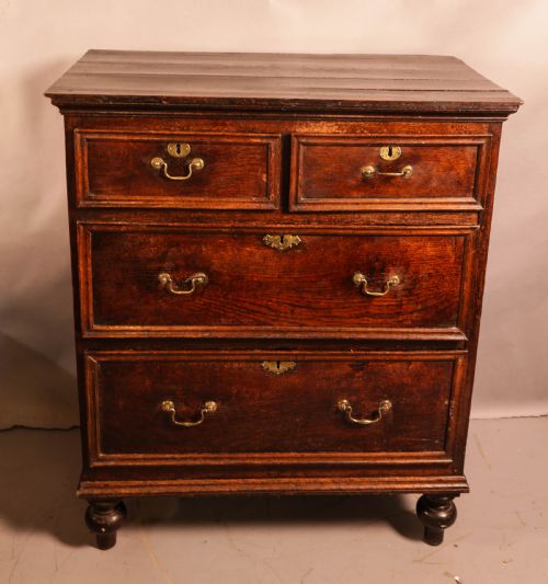 an 18th century oak chest of drawers - CATEGORY: ANTIQUE CHEST OF DRAWERS - DATED 18TH CENTURY