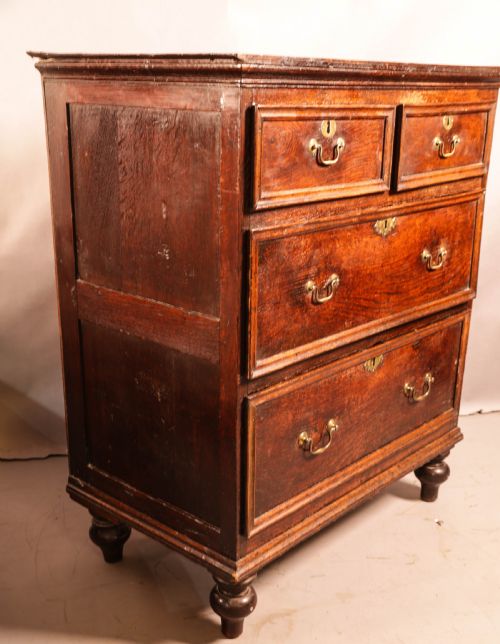AN 18TH CENTURY OAK CHEST OF DRAWERS - ADDITIONAL PHOTO 1