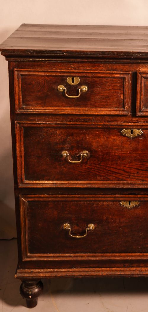 AN 18TH CENTURY OAK CHEST OF DRAWERS - ADDITIONAL PHOTO 2