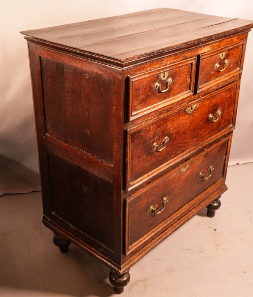 AN 18TH CENTURY OAK CHEST OF DRAWERS - ADDITIONAL PHOTO 3