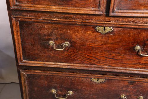 AN 18TH CENTURY OAK CHEST OF DRAWERS - ADDITIONAL PHOTO 7