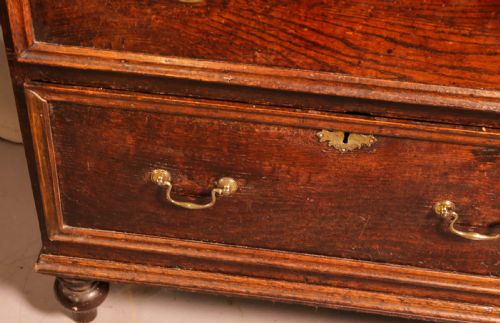 AN 18TH CENTURY OAK CHEST OF DRAWERS - ADDITIONAL PHOTO 8