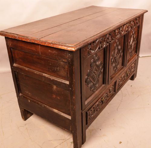 A SUPER 17TH CENTURY OAK DOWER CHEST - ADDITIONAL PHOTO 1