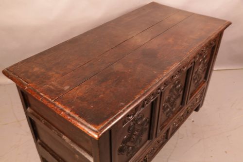 A SUPER 17TH CENTURY OAK DOWER CHEST - ADDITIONAL PHOTO 3