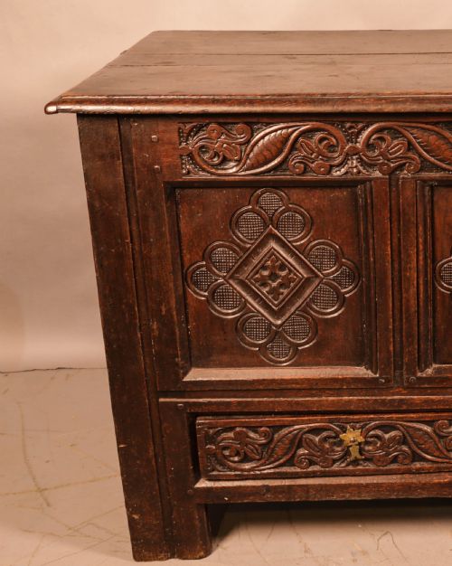 A SUPER 17TH CENTURY OAK DOWER CHEST - ADDITIONAL PHOTO 4