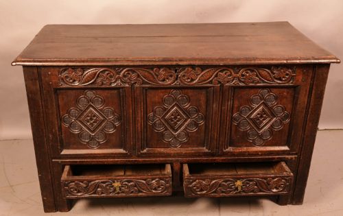 A SUPER 17TH CENTURY OAK DOWER CHEST - ADDITIONAL PHOTO 5