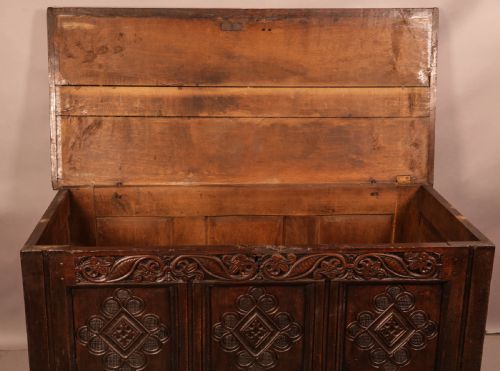 A SUPER 17TH CENTURY OAK DOWER CHEST - ADDITIONAL PHOTO 6