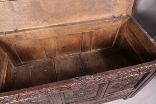 A SUPER 17TH CENTURY OAK DOWER CHEST - ADDITIONAL PHOTO 7