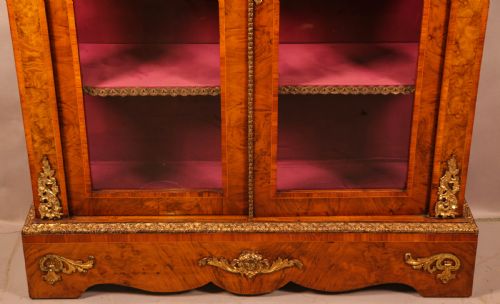 A VERY IMPRESSIVE VICTORIAN TWO DOOR BOOKCASE IN BURR WALNUT - ADDITIONAL PHOTO 3