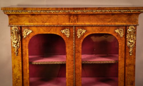 A VERY IMPRESSIVE VICTORIAN TWO DOOR BOOKCASE IN BURR WALNUT - ADDITIONAL PHOTO 4