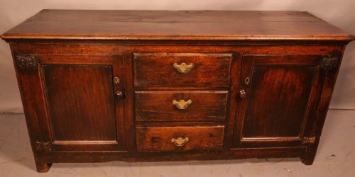 a good georgian oak serving dresser - CATEGORY: ANTIQUE SIDEBOARDS - DATED 18TH CENTURY
