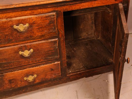 A GOOD GEORGIAN OAK SERVING DRESSER - ADDITIONAL PHOTO 7