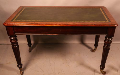 an early victorian library table in mahogany - CATEGORY: ANTIQUE TABLES - DATED VICTORIAN