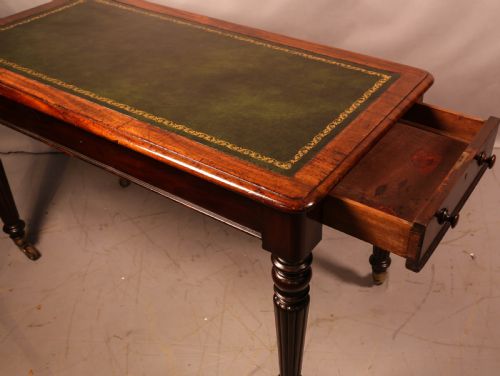 AN EARLY VICTORIAN LIBRARY TABLE IN MAHOGANY - ADDITIONAL PHOTO 3
