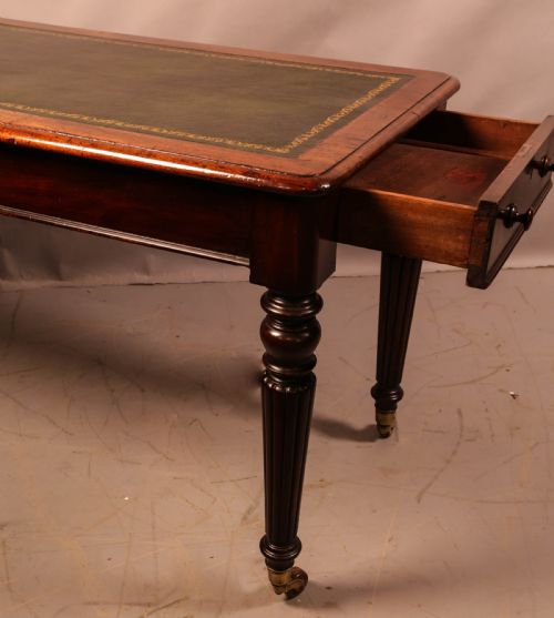 AN EARLY VICTORIAN LIBRARY TABLE IN MAHOGANY - ADDITIONAL PHOTO 4