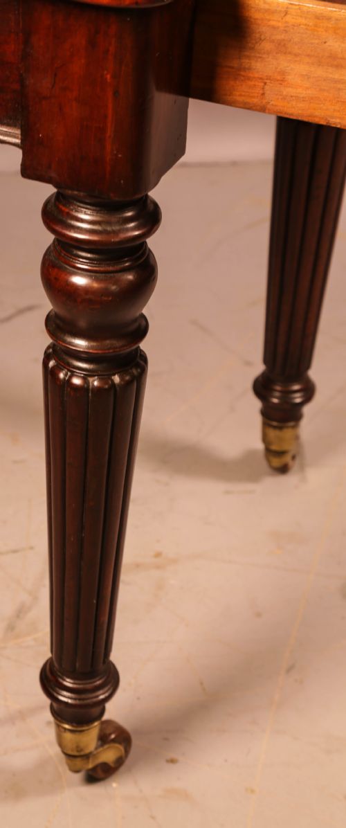 AN EARLY VICTORIAN LIBRARY TABLE IN MAHOGANY - ADDITIONAL PHOTO 5