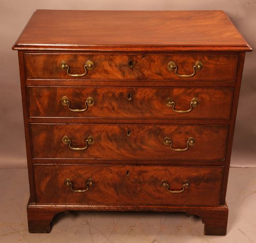 an attractive small georgian chest of drawers - CATEGORY: ANTIQUE CHEST OF DRAWERS - DATED GEORGIAN