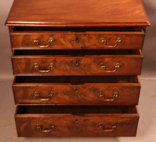AN ATTRACTIVE SMALL GEORGIAN CHEST OF DRAWERS - ADDITIONAL PHOTO 1