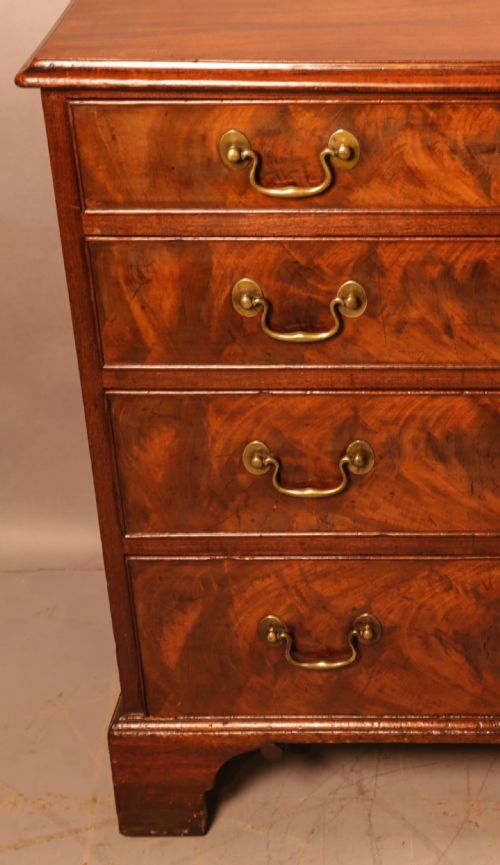 AN ATTRACTIVE SMALL GEORGIAN CHEST OF DRAWERS - ADDITIONAL PHOTO 2