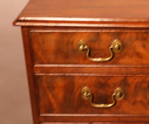 AN ATTRACTIVE SMALL GEORGIAN CHEST OF DRAWERS - ADDITIONAL PHOTO 3