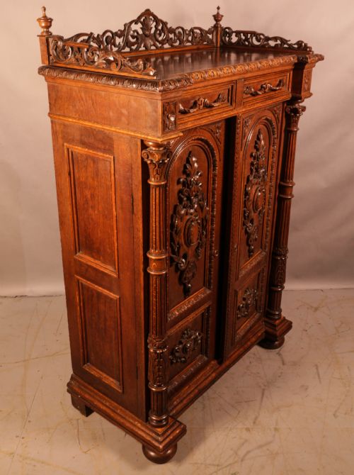 A FANTASTIC CARVED OAK 2 DOOR CABINET - ADDITIONAL PHOTO 1