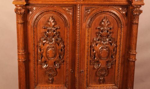 A FANTASTIC CARVED OAK 2 DOOR CABINET - ADDITIONAL PHOTO 2