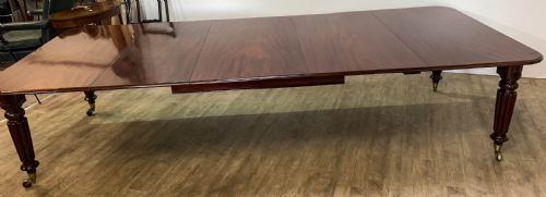A SUPERB GEORGIAN EXTENDING DINING TABLE IN MAHOGANY SEATS 12 - ADDITIONAL PHOTO 1