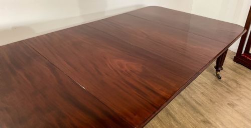 A SUPERB GEORGIAN EXTENDING DINING TABLE IN MAHOGANY SEATS 12 - ADDITIONAL PHOTO 4