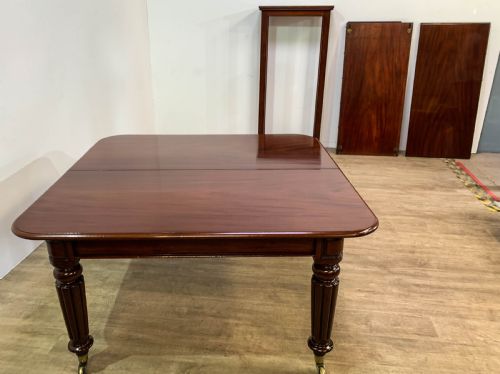 A SUPERB GEORGIAN EXTENDING DINING TABLE IN MAHOGANY SEATS 12 - ADDITIONAL PHOTO 19