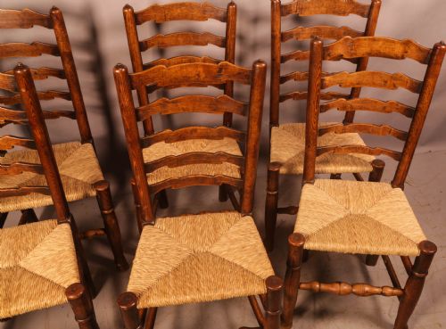 A RARE GENUINE MATCHING SET OF 6 GEORGIAN LADDER BACK DINING CHAIRS IN ELM - ADDITIONAL PHOTO 1