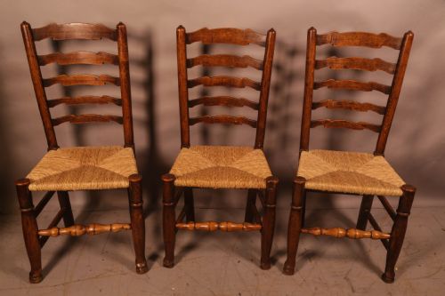 A RARE GENUINE MATCHING SET OF 6 GEORGIAN LADDER BACK DINING CHAIRS IN ELM - ADDITIONAL PHOTO 2