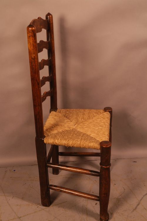 A RARE GENUINE MATCHING SET OF 6 GEORGIAN LADDER BACK DINING CHAIRS IN ELM - ADDITIONAL PHOTO 6