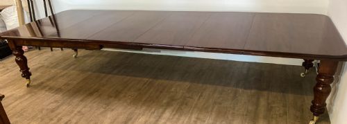A SUPER VICTORIAN EXTENDING DINING TABLE IN MAHOGANY SEATS UP TO 14 - ADDITIONAL PHOTO 3