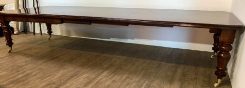 A SUPER VICTORIAN EXTENDING DINING TABLE IN MAHOGANY SEATS UP TO 14 - ADDITIONAL PHOTO 5