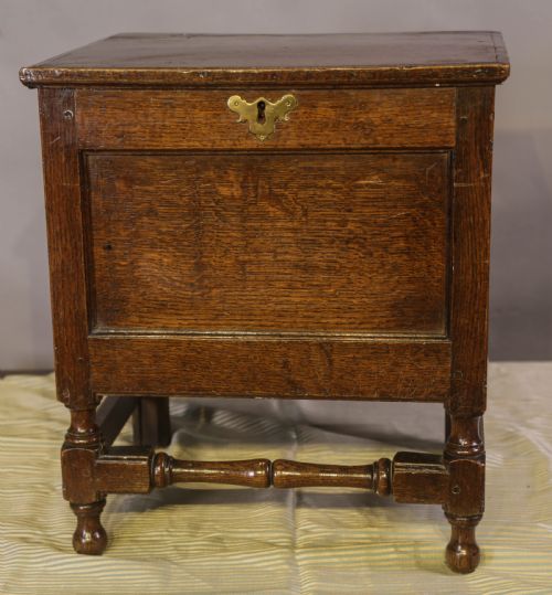 an attractive early 18th c close stool in oak - CATEGORY: ANTIQUE CHESTS - DATED 18TH CENTURY