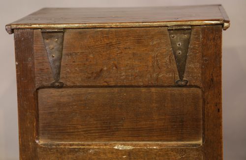 AN ATTRACTIVE EARLY 18TH C CLOSE STOOL IN OAK - ADDITIONAL PHOTO 2
