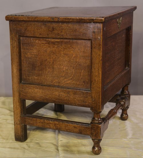 AN ATTRACTIVE EARLY 18TH C CLOSE STOOL IN OAK - ADDITIONAL PHOTO 4
