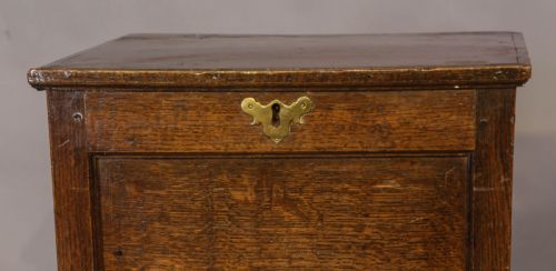 AN ATTRACTIVE EARLY 18TH C CLOSE STOOL IN OAK - ADDITIONAL PHOTO 5