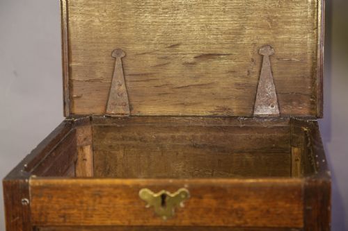 AN ATTRACTIVE EARLY 18TH C CLOSE STOOL IN OAK - ADDITIONAL PHOTO 6