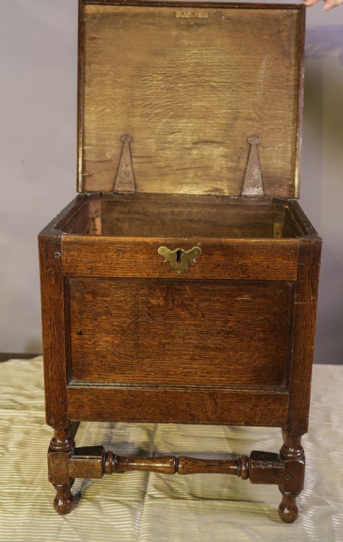 AN ATTRACTIVE EARLY 18TH C CLOSE STOOL IN OAK - ADDITIONAL PHOTO 7