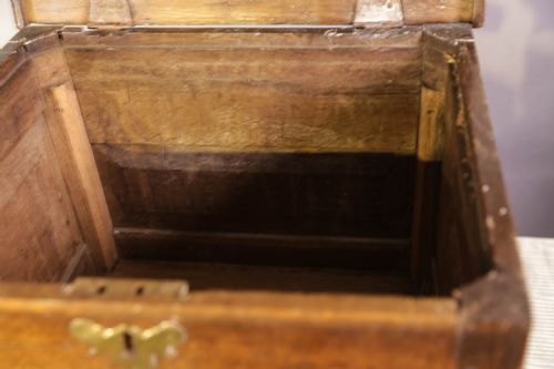 AN ATTRACTIVE EARLY 18TH C CLOSE STOOL IN OAK - ADDITIONAL PHOTO 8