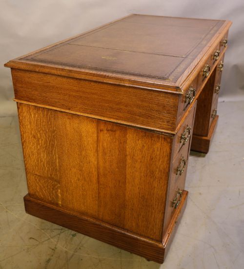A VICTORIAN OAK PEDESTAL DESK C 1880 - ADDITIONAL PHOTO 1