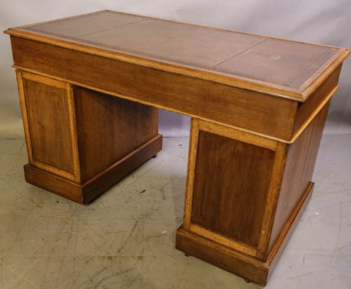 A VICTORIAN OAK PEDESTAL DESK C 1880 - ADDITIONAL PHOTO 2