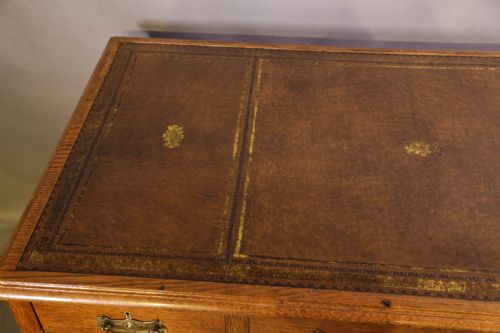 A VICTORIAN OAK PEDESTAL DESK C 1880 - ADDITIONAL PHOTO 3